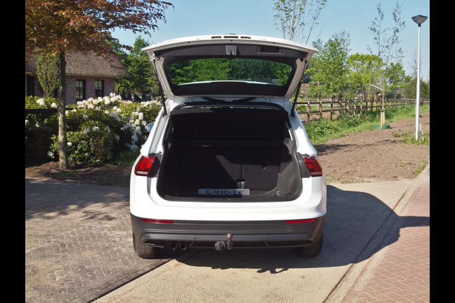 Volkswagen Tiguan 1.5 TSI ACT Highline | Apple Carplay | Led koplampen | Automaat | Trekhaak | Parkeersensoren |