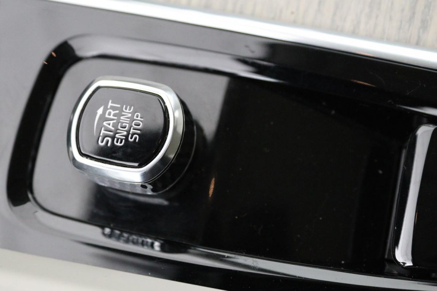Volvo XC60 2.0 T6 Recharge AWD Inscription | Panoramadak | Trekhaak | Stoel & stuurverwarming | Leder | Carplay | Memory | Keyless | Full LED
