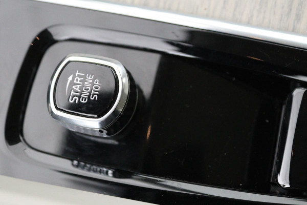 Volvo XC60 2.0 T6 Recharge AWD Inscription | Panoramadak | Trekhaak | Stoel & stuurverwarming | Leder | Carplay | Memory | Keyless | Full LED