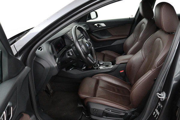BMW 1-serie 116i High Executive | M Sport | Leder | Stoelverwarming | Carplay | Full LED | Sportstoelen | Navigatie | Climate control | Live Cockpit | Parkeerhulp | Cruise control