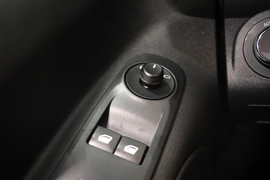 Opel Combo 1.5D 102pk L1H1 3-zits Navigatie Trekhaak Airco Parkeer sensoren Betimmering