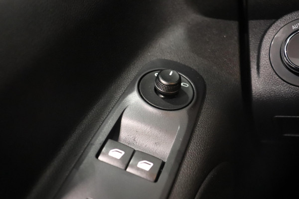 Opel Combo 1.5D 102pk L1H1 3-zits Navigatie Trekhaak Airco Parkeer sensoren Betimmering