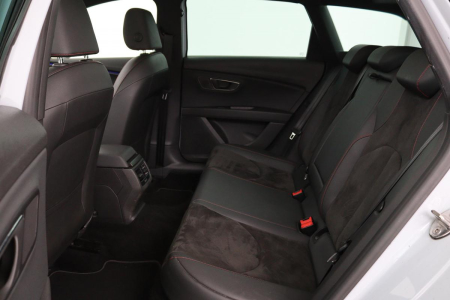 Seat Leon 1.5 TSI FR Ultimate Edition Black | Panoramadak | Stoelverwarming | BEATS Pack | Carplay | Adaptive cruise | Navigatie | Keyless | Full LED