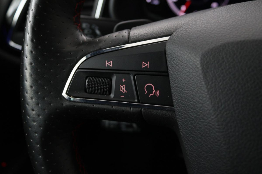 Seat Leon 1.5 TSI FR Ultimate Edition Black | Panoramadak | Stoelverwarming | BEATS Pack | Carplay | Adaptive cruise | Navigatie | Keyless | Full LED