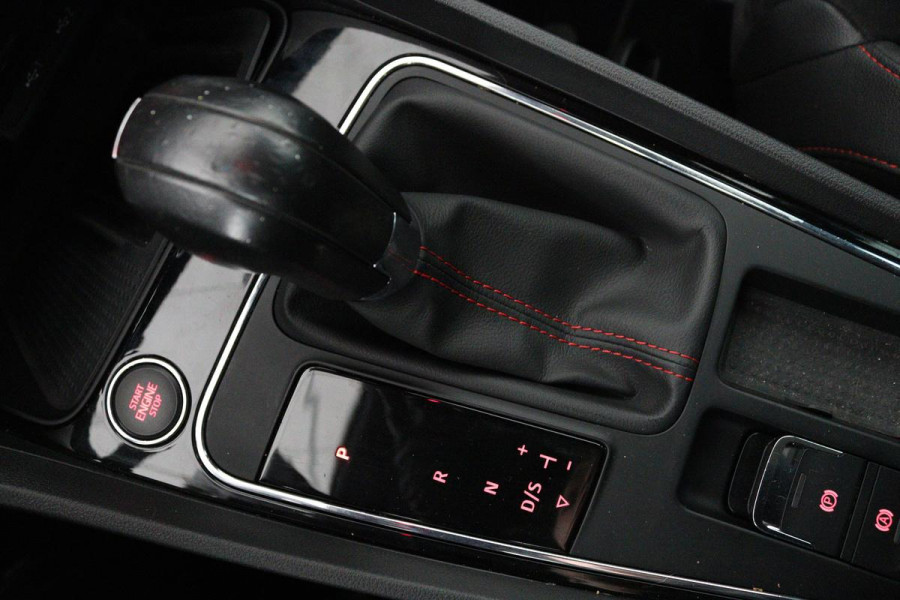 Seat Leon 1.5 TSI FR Ultimate Edition Black | Panoramadak | Stoelverwarming | BEATS Pack | Carplay | Adaptive cruise | Navigatie | Keyless | Full LED