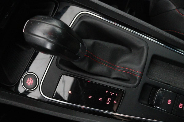 Seat Leon 1.5 TSI FR Ultimate Edition Black | Panoramadak | Stoelverwarming | BEATS Pack | Carplay | Adaptive cruise | Navigatie | Keyless | Full LED