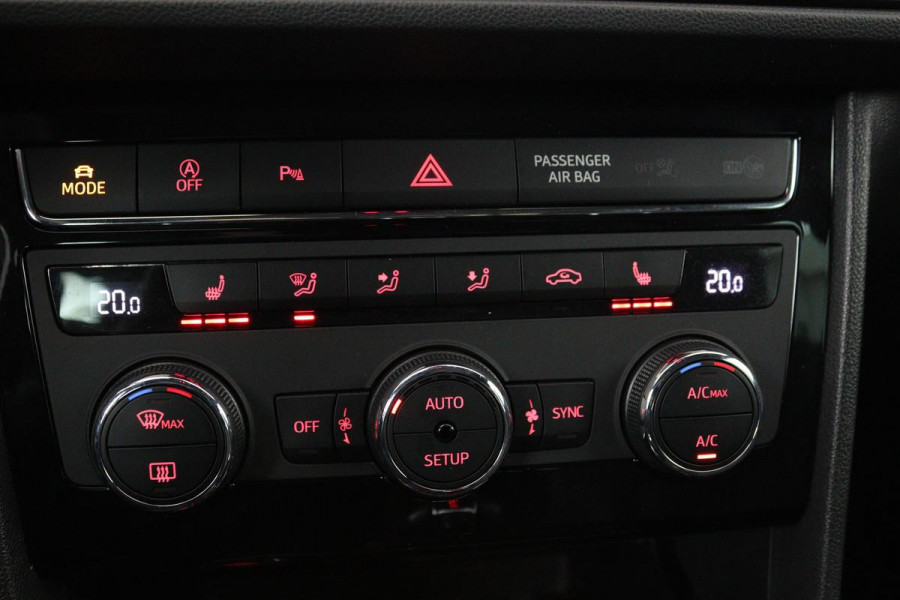 Seat Leon 1.5 TSI FR Ultimate Edition Black | Panoramadak | Stoelverwarming | BEATS Pack | Carplay | Adaptive cruise | Navigatie | Keyless | Full LED