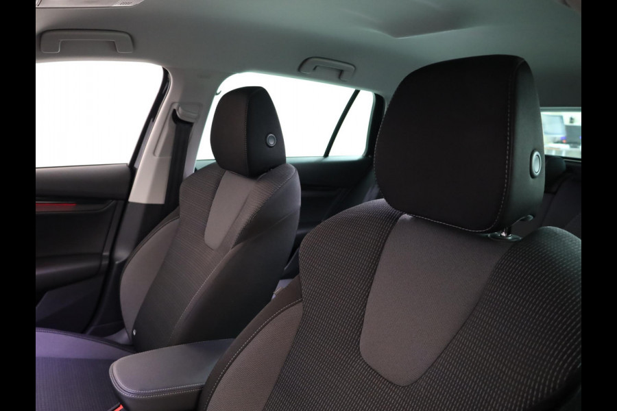 Škoda Octavia Combi 1.0 e-TSI Ambition 110 pk Automaat (DSG) | Navigatie | Parkeersensoren | LED koplampen | Stoelverwarming | Apple Carplay/Android Auto |