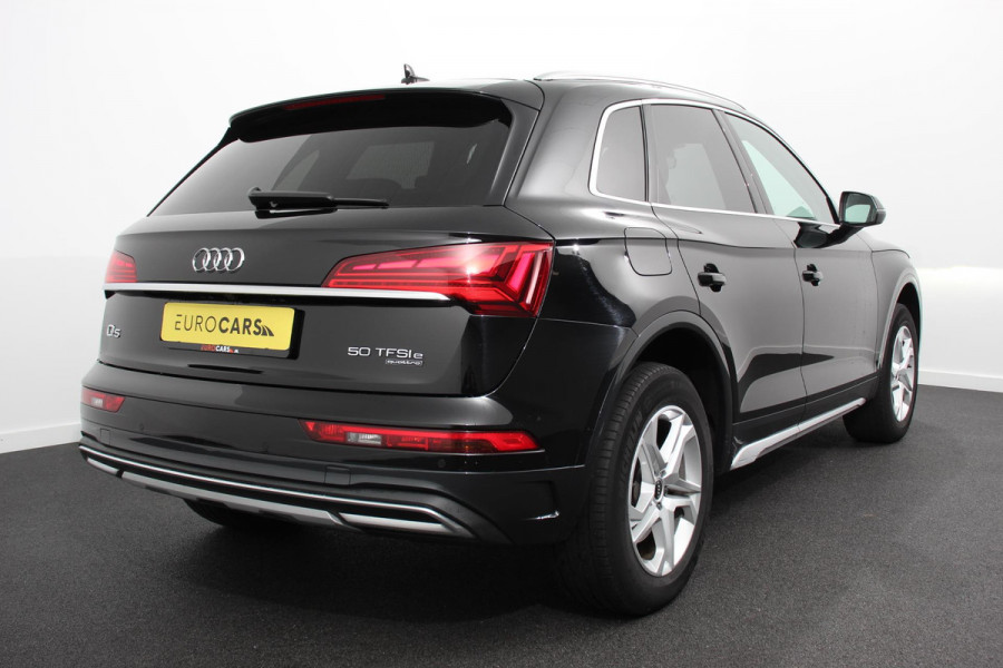 Audi Q5 50 TFSI e quattro PHEV Prestige Navigatie Apple Carplay/Android Auto Adaptive Cruise Control Parkeersensoren Camera Lane Assist Elektrische achterklep Matrix LED koplampen Dynamische knipperlichten Inklapbare trekhaak Virtual Cockpit Stoelverwarming Privacyglass Ambienteverlichting Multicolor