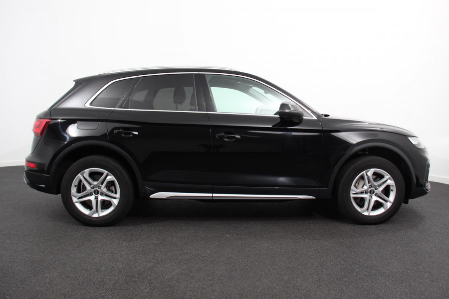 Audi Q5 50 TFSI e quattro PHEV Prestige Navigatie Apple Carplay/Android Auto Adaptive Cruise Control Parkeersensoren Camera Lane Assist Elektrische achterklep Matrix LED koplampen Dynamische knipperlichten Inklapbare trekhaak Virtual Cockpit Stoelverwarming Privacyglass Ambienteverlichting Multicolor