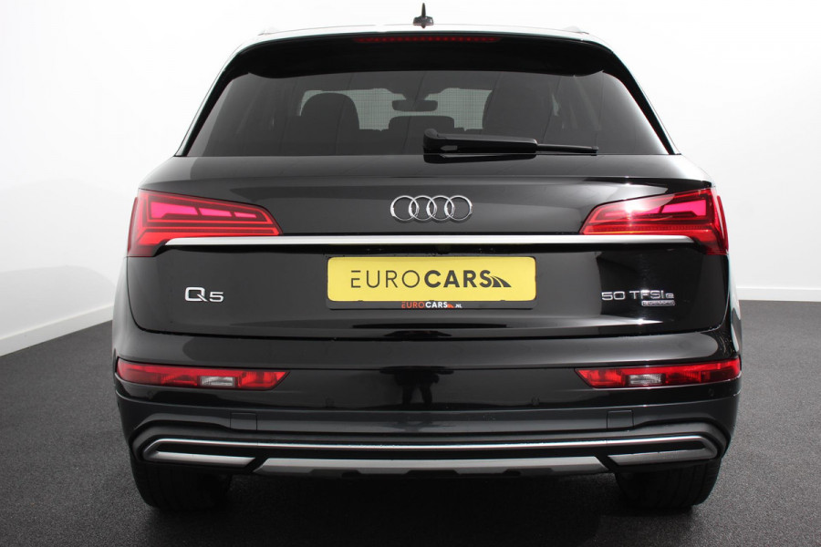 Audi Q5 50 TFSI e quattro PHEV Prestige Navigatie Apple Carplay/Android Auto Adaptive Cruise Control Parkeersensoren Camera Lane Assist Elektrische achterklep Matrix LED koplampen Dynamische knipperlichten Inklapbare trekhaak Virtual Cockpit Stoelverwarming Privacyglass Ambienteverlichting Multicolor