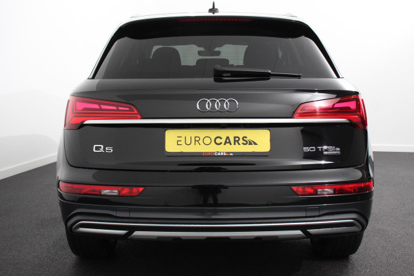 Audi Q5 50 TFSI e quattro PHEV Prestige Navigatie Apple Carplay/Android Auto Adaptive Cruise Control Parkeersensoren Camera Lane Assist Elektrische achterklep Matrix LED koplampen Dynamische knipperlichten Inklapbare trekhaak Virtual Cockpit Stoelverwarming Privacyglass Ambienteverlichting Multicolor