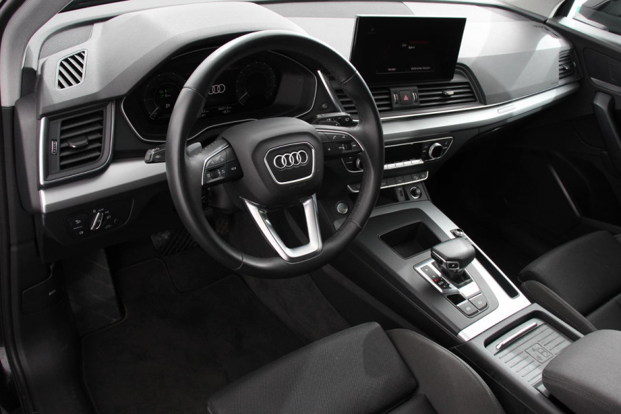 Audi Q5 50 TFSI e quattro PHEV Prestige Navigatie Apple Carplay/Android Auto Adaptive Cruise Control Parkeersensoren Camera Lane Assist Elektrische achterklep Matrix LED koplampen Dynamische knipperlichten Inklapbare trekhaak Virtual Cockpit Stoelverwarming Privacyglass Ambienteverlichting Multicolor