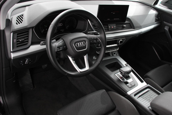 Audi Q5 50 TFSI e quattro PHEV Prestige Navigatie Apple Carplay/Android Auto Adaptive Cruise Control Parkeersensoren Camera Lane Assist Elektrische achterklep Matrix LED koplampen Dynamische knipperlichten Inklapbare trekhaak Virtual Cockpit Stoelverwarming Privacyglass Ambienteverlichting Multicolor