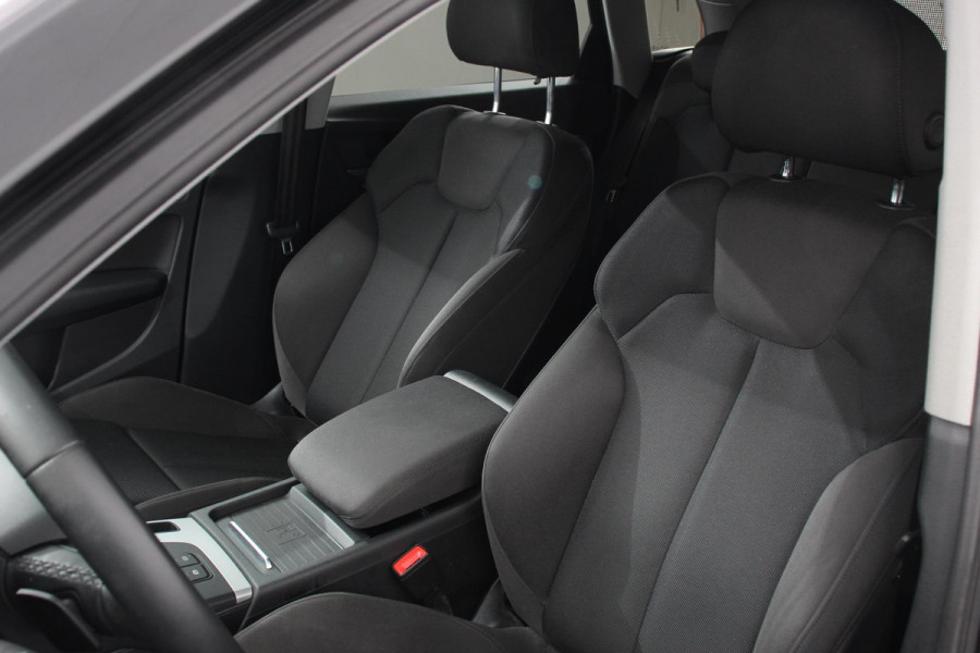 Audi Q5 50 TFSI e quattro PHEV Prestige Navigatie Apple Carplay/Android Auto Adaptive Cruise Control Parkeersensoren Camera Lane Assist Elektrische achterklep Matrix LED koplampen Dynamische knipperlichten Inklapbare trekhaak Virtual Cockpit Stoelverwarming Privacyglass Ambienteverlichting Multicolor