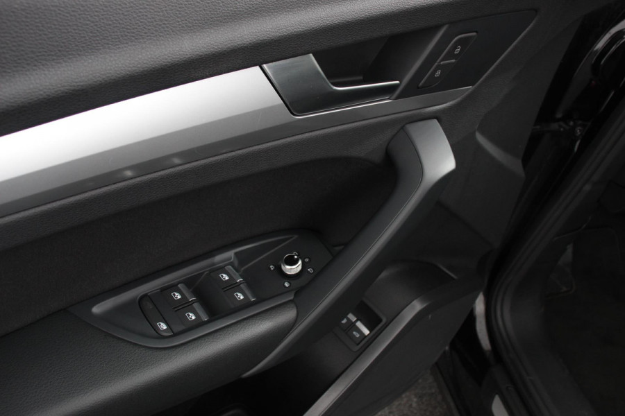 Audi Q5 50 TFSI e quattro PHEV Prestige Navigatie Apple Carplay/Android Auto Adaptive Cruise Control Parkeersensoren Camera Lane Assist Elektrische achterklep Matrix LED koplampen Dynamische knipperlichten Inklapbare trekhaak Virtual Cockpit Stoelverwarming Privacyglass Ambienteverlichting Multicolor