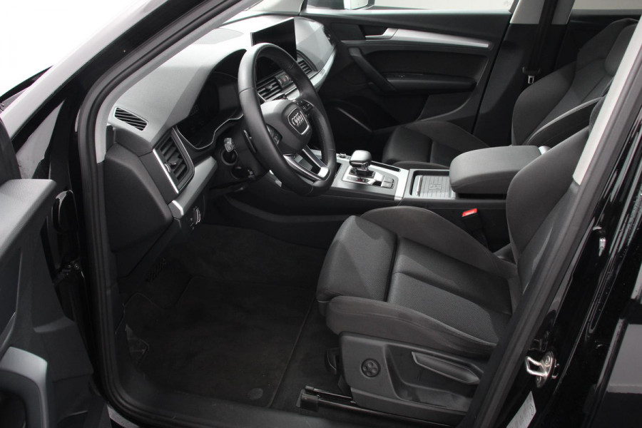 Audi Q5 50 TFSI e quattro PHEV Prestige Navigatie Apple Carplay/Android Auto Adaptive Cruise Control Parkeersensoren Camera Lane Assist Elektrische achterklep Matrix LED koplampen Dynamische knipperlichten Inklapbare trekhaak Virtual Cockpit Stoelverwarming Privacyglass Ambienteverlichting Multicolor