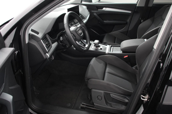Audi Q5 50 TFSI e quattro PHEV Prestige Navigatie Apple Carplay/Android Auto Adaptive Cruise Control Parkeersensoren Camera Lane Assist Elektrische achterklep Matrix LED koplampen Dynamische knipperlichten Inklapbare trekhaak Virtual Cockpit Stoelverwarming Privacyglass Ambienteverlichting Multicolor