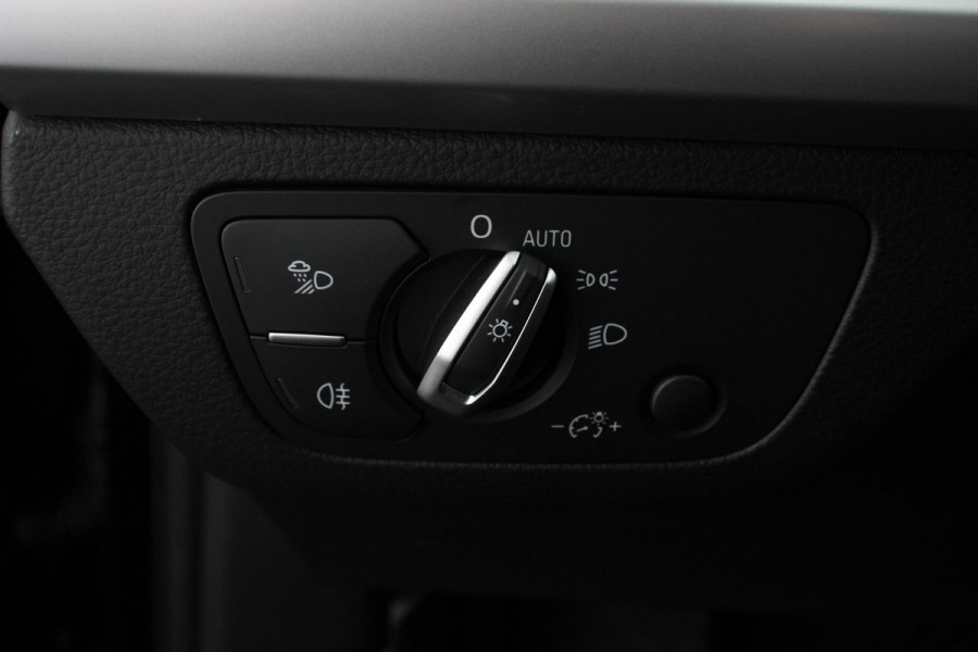 Audi Q5 50 TFSI e quattro PHEV Prestige Navigatie Apple Carplay/Android Auto Adaptive Cruise Control Parkeersensoren Camera Lane Assist Elektrische achterklep Matrix LED koplampen Dynamische knipperlichten Inklapbare trekhaak Virtual Cockpit Stoelverwarming Privacyglass Ambienteverlichting Multicolor