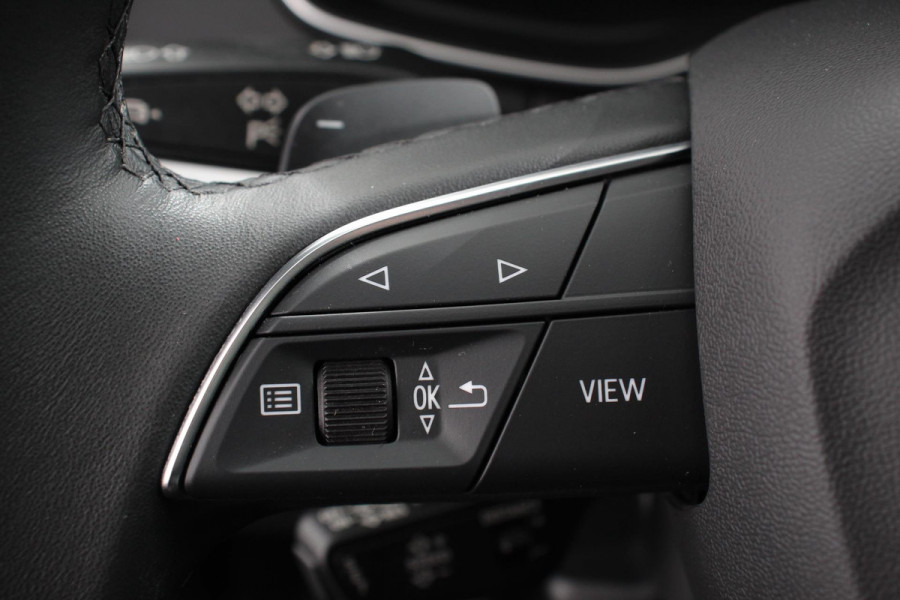 Audi Q5 50 TFSI e quattro PHEV Prestige Navigatie Apple Carplay/Android Auto Adaptive Cruise Control Parkeersensoren Camera Lane Assist Elektrische achterklep Matrix LED koplampen Dynamische knipperlichten Inklapbare trekhaak Virtual Cockpit Stoelverwarming Privacyglass Ambienteverlichting Multicolor
