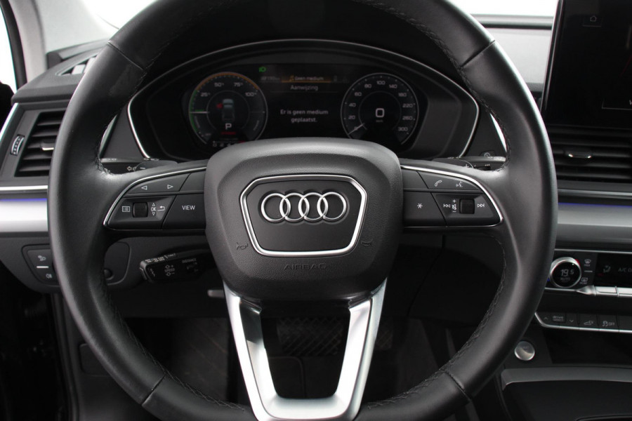 Audi Q5 50 TFSI e quattro PHEV Prestige Navigatie Apple Carplay/Android Auto Adaptive Cruise Control Parkeersensoren Camera Lane Assist Elektrische achterklep Matrix LED koplampen Dynamische knipperlichten Inklapbare trekhaak Virtual Cockpit Stoelverwarming Privacyglass Ambienteverlichting Multicolor