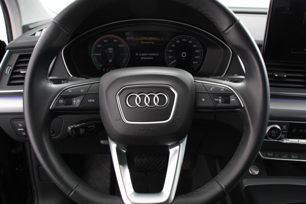 Audi Q5 50 TFSI e quattro PHEV Prestige Navigatie Apple Carplay/Android Auto Adaptive Cruise Control Parkeersensoren Camera Lane Assist Elektrische achterklep Matrix LED koplampen Dynamische knipperlichten Inklapbare trekhaak Virtual Cockpit Stoelverwarming Privacyglass Ambienteverlichting Multicolor