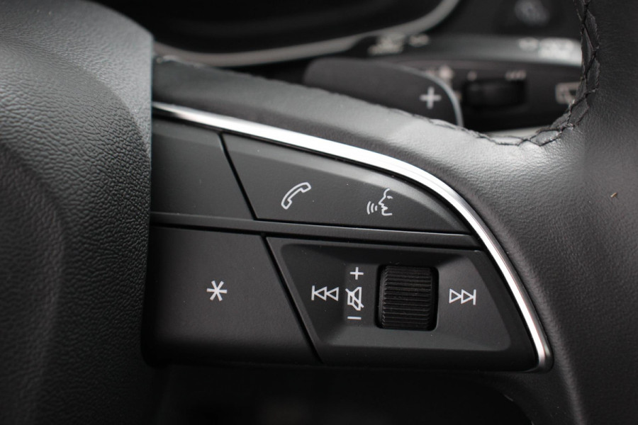 Audi Q5 50 TFSI e quattro PHEV Prestige Navigatie Apple Carplay/Android Auto Adaptive Cruise Control Parkeersensoren Camera Lane Assist Elektrische achterklep Matrix LED koplampen Dynamische knipperlichten Inklapbare trekhaak Virtual Cockpit Stoelverwarming Privacyglass Ambienteverlichting Multicolor
