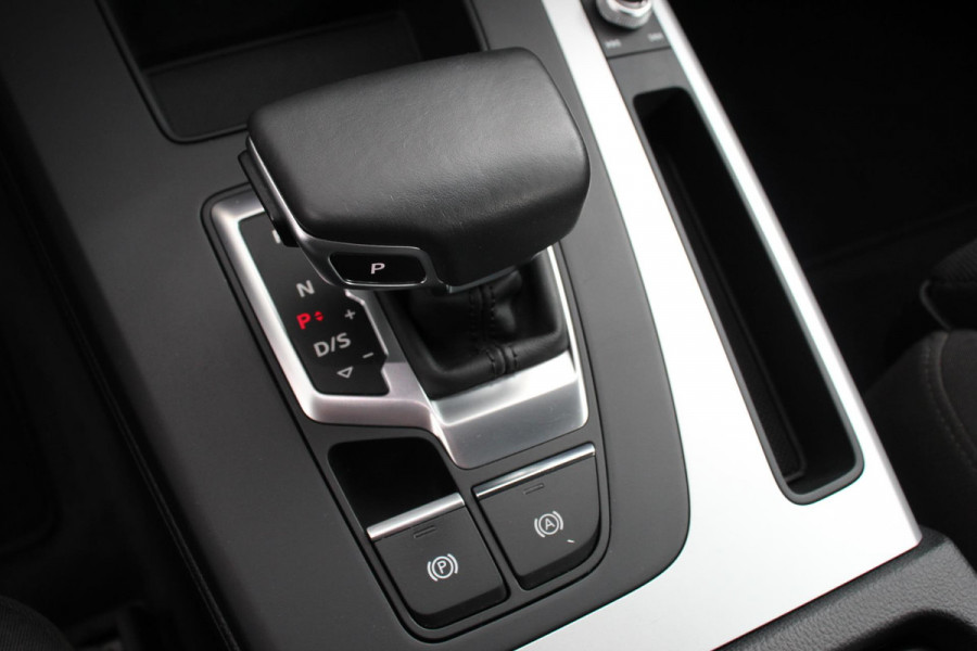 Audi Q5 50 TFSI e quattro PHEV Prestige Navigatie Apple Carplay/Android Auto Adaptive Cruise Control Parkeersensoren Camera Lane Assist Elektrische achterklep Matrix LED koplampen Dynamische knipperlichten Inklapbare trekhaak Virtual Cockpit Stoelverwarming Privacyglass Ambienteverlichting Multicolor