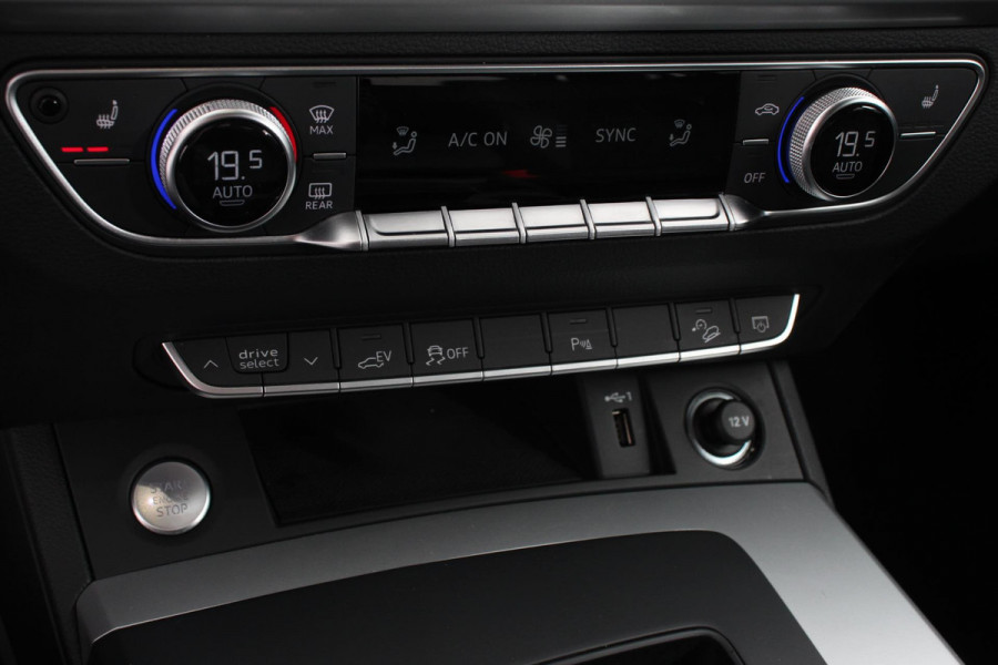 Audi Q5 50 TFSI e quattro PHEV Prestige Navigatie Apple Carplay/Android Auto Adaptive Cruise Control Parkeersensoren Camera Lane Assist Elektrische achterklep Matrix LED koplampen Dynamische knipperlichten Inklapbare trekhaak Virtual Cockpit Stoelverwarming Privacyglass Ambienteverlichting Multicolor