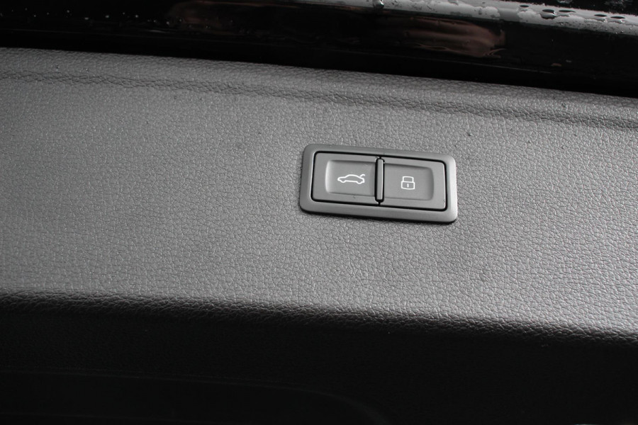 Audi Q5 50 TFSI e quattro PHEV Prestige Navigatie Apple Carplay/Android Auto Adaptive Cruise Control Parkeersensoren Camera Lane Assist Elektrische achterklep Matrix LED koplampen Dynamische knipperlichten Inklapbare trekhaak Virtual Cockpit Stoelverwarming Privacyglass Ambienteverlichting Multicolor