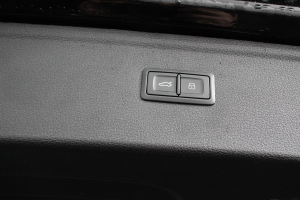 Audi Q5 50 TFSI e quattro PHEV Prestige Navigatie Apple Carplay/Android Auto Adaptive Cruise Control Parkeersensoren Camera Lane Assist Elektrische achterklep Matrix LED koplampen Dynamische knipperlichten Inklapbare trekhaak Virtual Cockpit Stoelverwarming Privacyglass Ambienteverlichting Multicolor