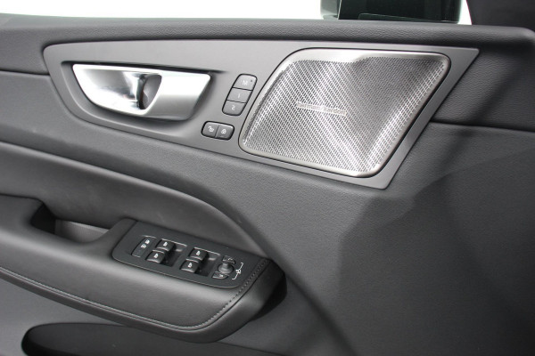 Volvo XC60 2.0 T6 398pk Plug-in hybrid AWD Plus Dark Leder Navigatie Google Harman Kardon Panorama dak Lichtmetalen Velgen 19" Dab Stoelverwarming Camera Led