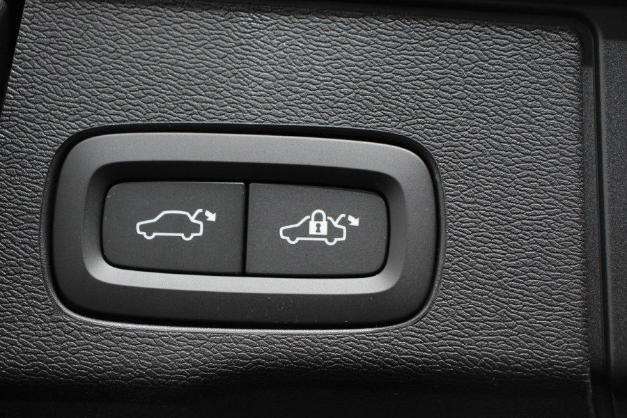 Volvo XC60 2.0 T6 398pk Plug-in hybrid AWD Plus Dark Leder Navigatie Google Harman Kardon Panorama dak Lichtmetalen Velgen 19" Dab Stoelverwarming Camera Led