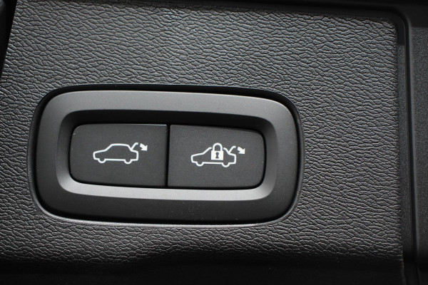 Volvo XC60 2.0 T6 398pk Plug-in hybrid AWD Plus Dark Leder Navigatie Google Harman Kardon Panorama dak Lichtmetalen Velgen 19" Dab Stoelverwarming Camera Led