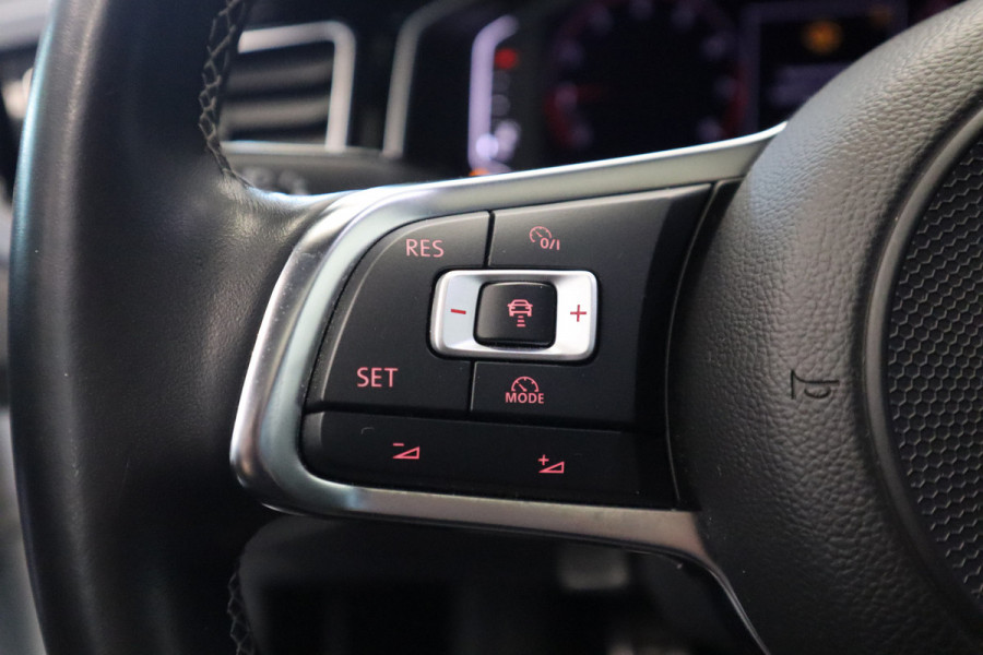 Volkswagen Polo 1.0 TSI Highline Business R Panorama Navigatie Cruise Control R-line interieur 17LMV stoelverwarming