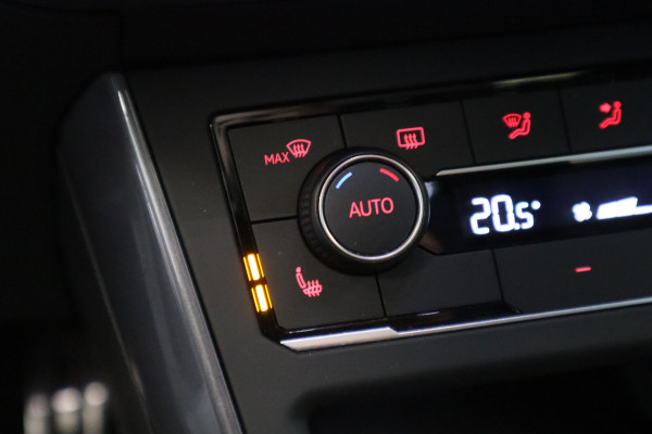 Volkswagen Polo 1.0 TSI Highline Business R Panorama Navigatie Cruise Control R-line interieur 17LMV stoelverwarming