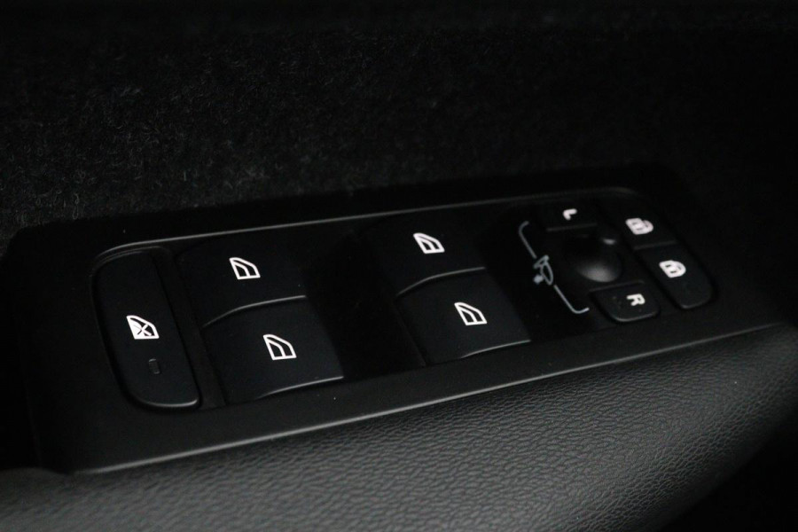 Volvo XC40 1.5 T4 Recharge Inscription Expression | Panoramadak | Leder | Trekhaak | Stoel & stuurverwarming | Carplay | Full LED | Navigatie | Camera | Climate control