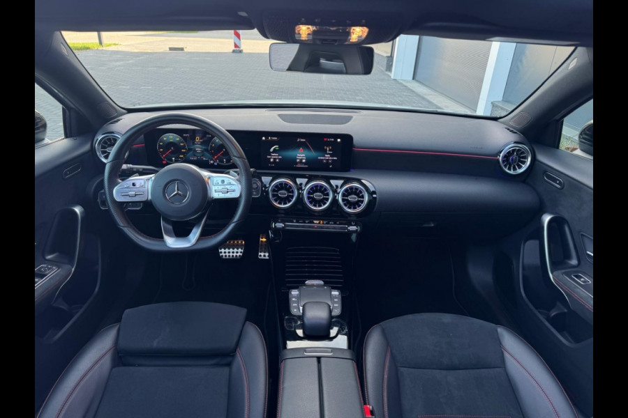 Mercedes-Benz A-Klasse 200 AMG Line M2023 FULL PANO NAVI CAMERA SFEERVERLICHTING ELEK P