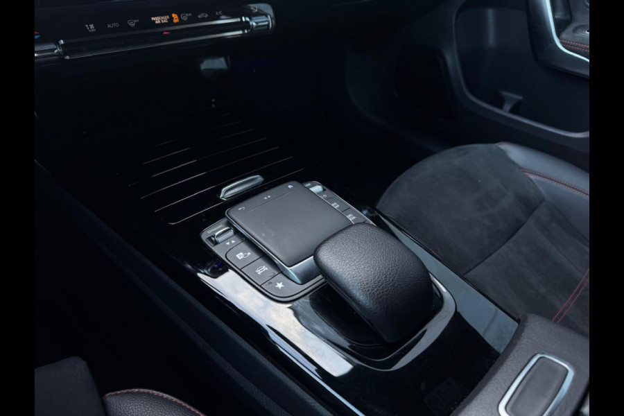 Mercedes-Benz A-Klasse 200 AMG Line M2023 FULL PANO NAVI CAMERA SFEERVERLICHTING ELEK P