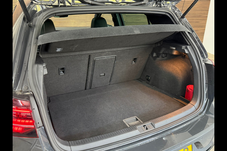 Volkswagen Golf 1.5 TSI Highline Business R LEDER / PANO / LED / CAMERA/ NAVI/ 18INCH / CLIMATE / STOELVERWARMING / BOMVOLLE GOLF!