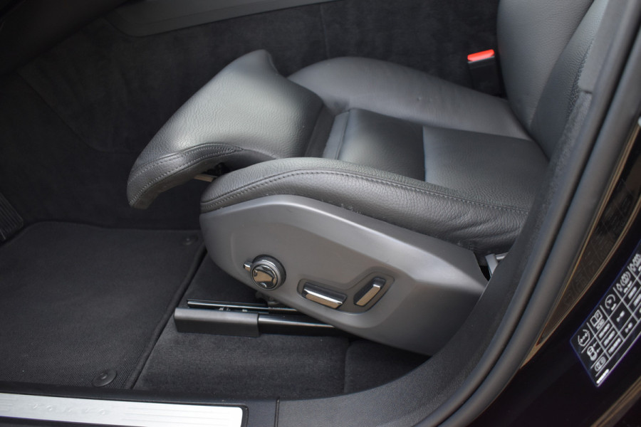 Volvo XC60 B4 Automaat Plus Dark | Keyless | Harman Kardon | Elec Stoelen | Stoel Stuurwielverwarming | 360 Camera