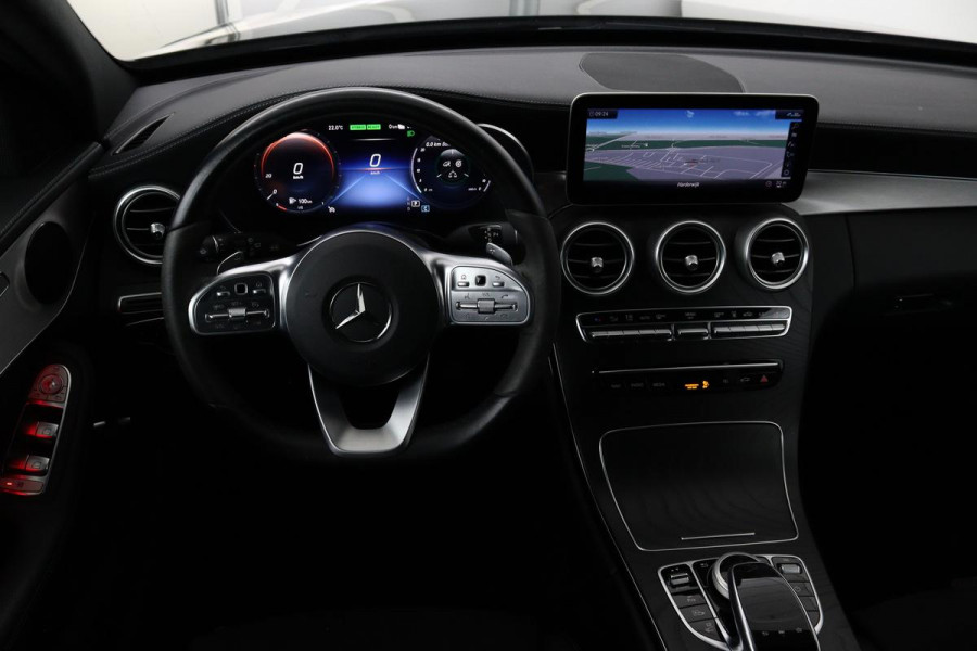 Mercedes-Benz C-Klasse 300e AMG Limited | Panoramadak | Stoelverwarming | 360 camera | Matrix LED | Carplay | Trekhaak | Leder/Alcantara | Climate control
