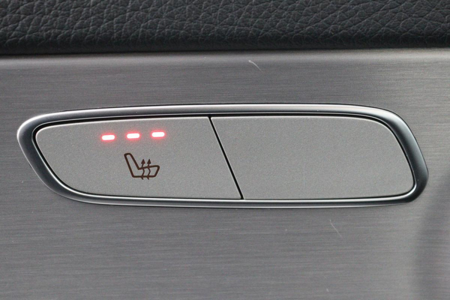 Mercedes-Benz C-Klasse 300e AMG Limited | Panoramadak | Stoelverwarming | 360 camera | Matrix LED | Carplay | Trekhaak | Leder/Alcantara | Climate control