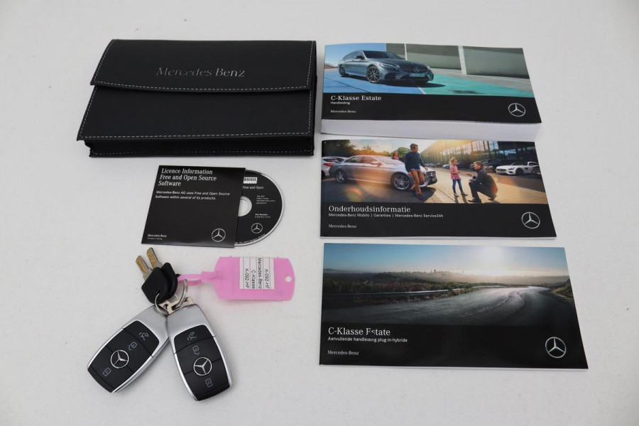 Mercedes-Benz C-Klasse 300e AMG Limited | Panoramadak | Stoelverwarming | 360 camera | Matrix LED | Carplay | Trekhaak | Leder/Alcantara | Climate control