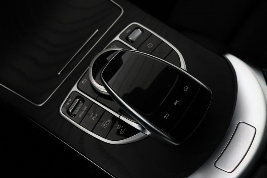Mercedes-Benz C-Klasse 300e AMG Limited | Panoramadak | Stoelverwarming | 360 camera | Matrix LED | Carplay | Trekhaak | Leder/Alcantara | Climate control