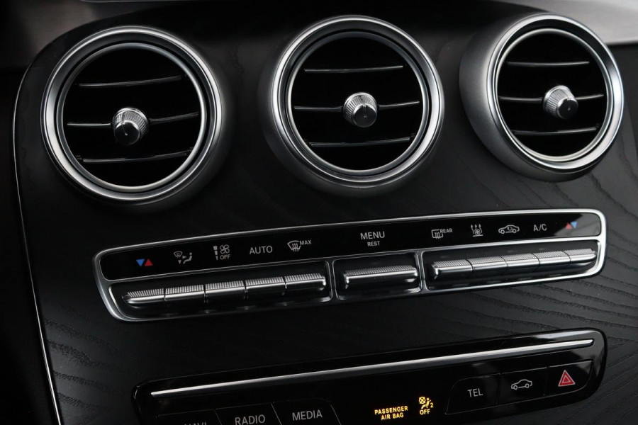 Mercedes-Benz C-Klasse 300e AMG Limited | Panoramadak | Stoelverwarming | 360 camera | Matrix LED | Carplay | Trekhaak | Leder/Alcantara | Climate control