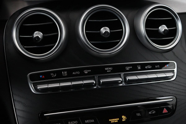 Mercedes-Benz C-Klasse 300e AMG Limited | Panoramadak | Stoelverwarming | 360 camera | Matrix LED | Carplay | Trekhaak | Leder/Alcantara | Climate control