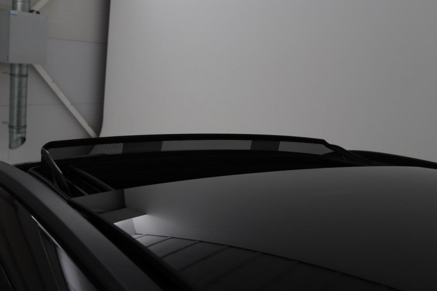 Mercedes-Benz C-Klasse 300e AMG Limited | Panoramadak | Stoelverwarming | 360 camera | Matrix LED | Carplay | Trekhaak | Leder/Alcantara | Climate control