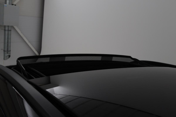 Mercedes-Benz C-Klasse 300e AMG Limited | Panoramadak | Stoelverwarming | 360 camera | Matrix LED | Carplay | Trekhaak | Leder/Alcantara | Climate control