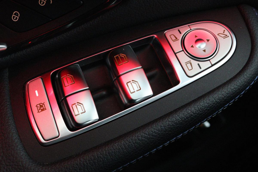 Mercedes-Benz C-Klasse 300e AMG Limited | Panoramadak | Stoelverwarming | 360 camera | Matrix LED | Carplay | Trekhaak | Leder/Alcantara | Climate control